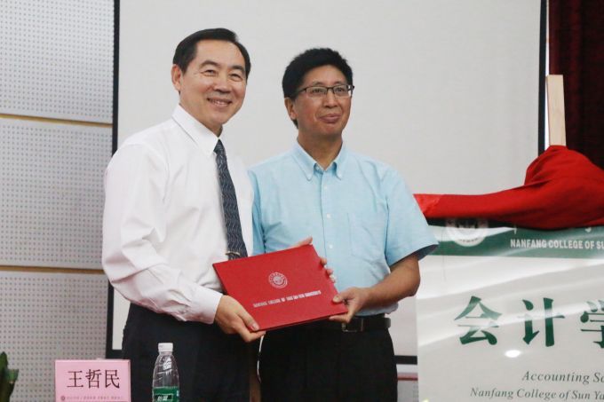 577f0b869f8d3.JPG 校长喻世友为王哲民教授颁发聘书.JPG