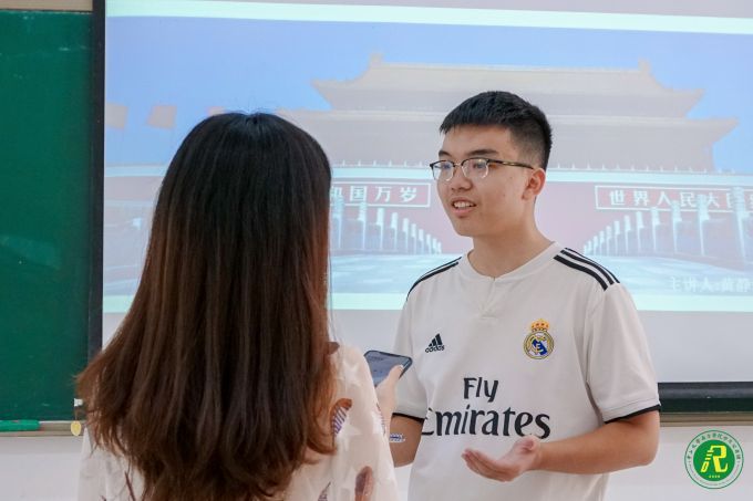 5d8ca2312776a.jpg 接受采访 (2).jpg