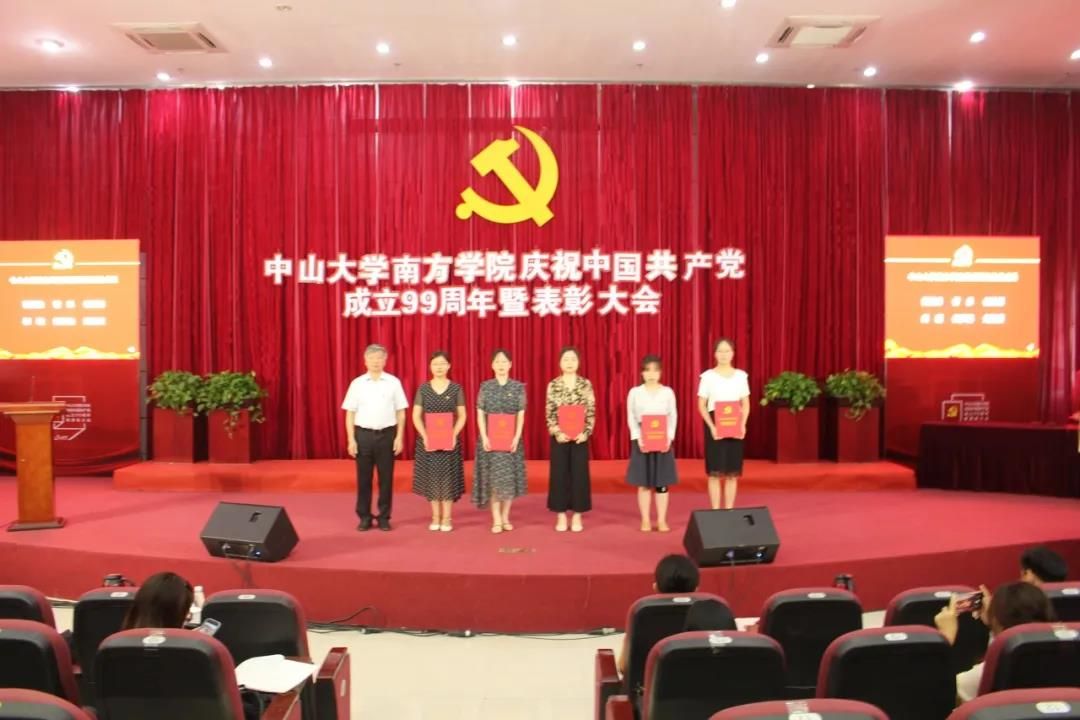 党委书记李建超同志 为党建研究优秀成果获得者颁发证书 党委书记李建超同志 为党建研究优秀成果获得者颁发证书