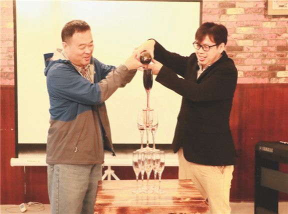 58366442237bc.jpg 丁教授张教授开启红酒.jpg