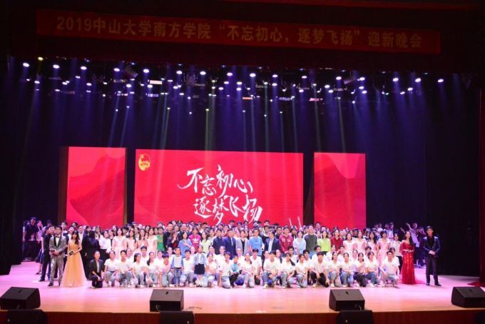 5dd7a6cabe1fc.jpg 17合影留念.jpg