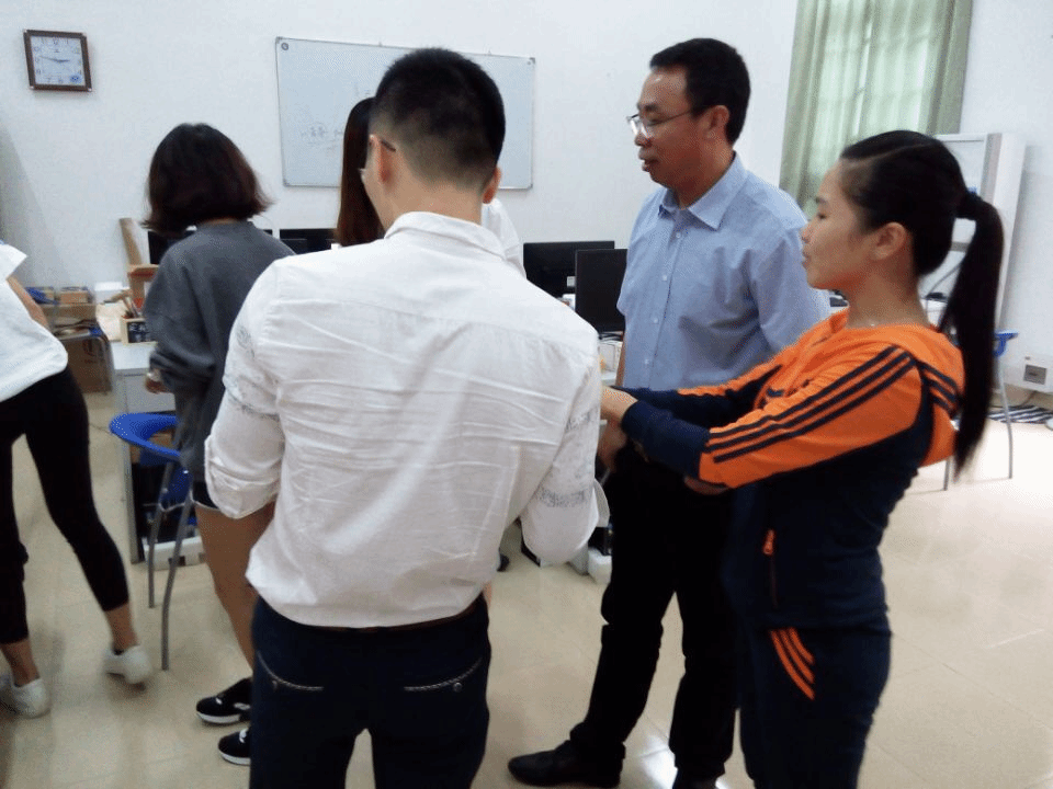 校友参观工作坊建设分享图