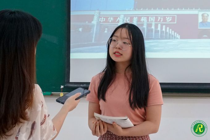 5d8ca226ae506.jpg 接受采访 (4).jpg